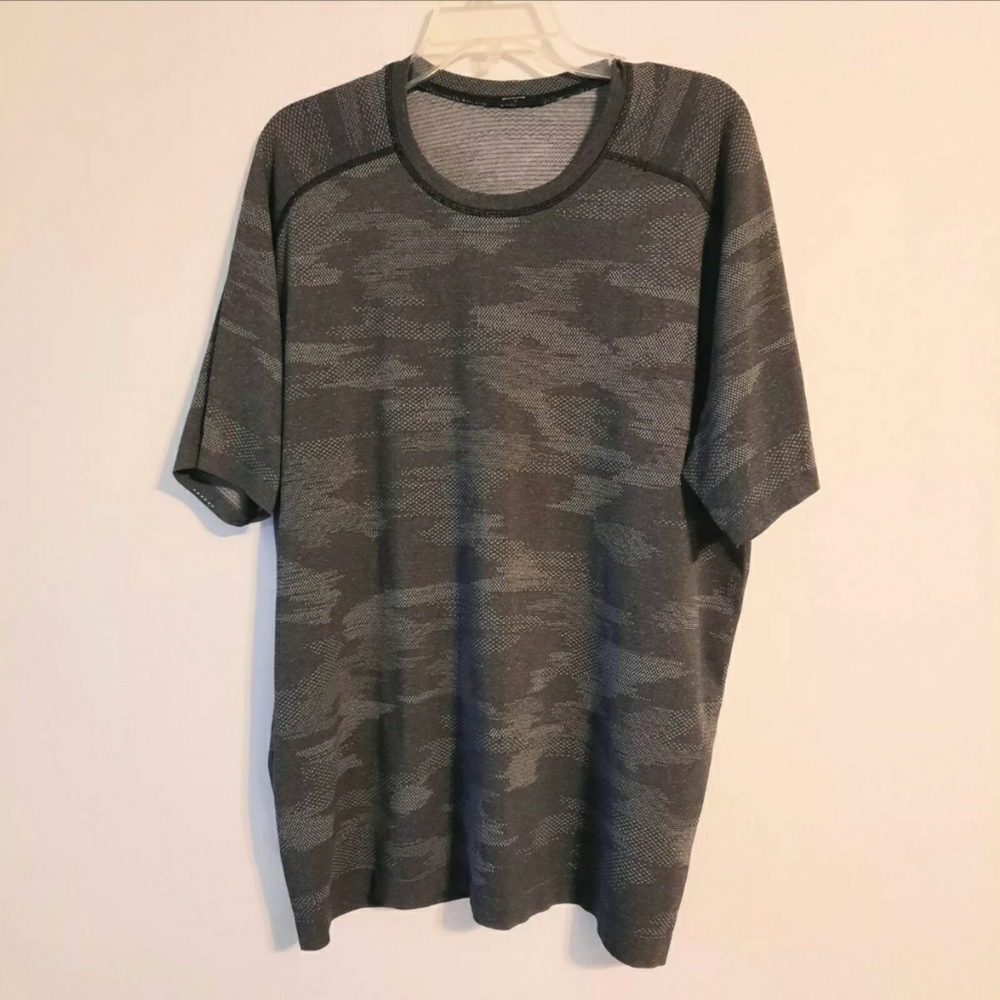 Lululemon Mens Short Sleeve Gray Shirt